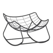 Moderner Schaukelsessel aus Metall in seitlicher Perspektive