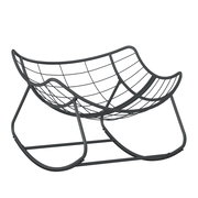 Moderner Schaukelsessel aus Metall in seitlicher Perspektive