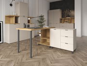 Moderne Büromöbelkombination mit Eck-Schreibtisch, Schränken und Regalen in heller Holzoptik, Perspektive von vorne links