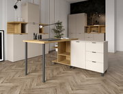 Moderne Büromöbelkombination mit Eck-Schreibtisch, Schränken und Regalen in heller Holzoptik, Perspektive von vorne links