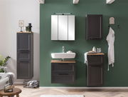 Moderner Midischrank in dunklem Holzton, Teil eines stilvollen Badezimmersets, frontal betrachtet.