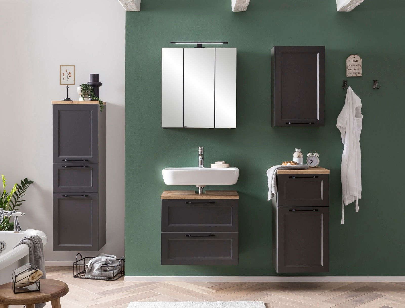 Moderner Midischrank in dunklem Holzton, Teil eines stilvollen Badezimmersets, frontal betrachtet.