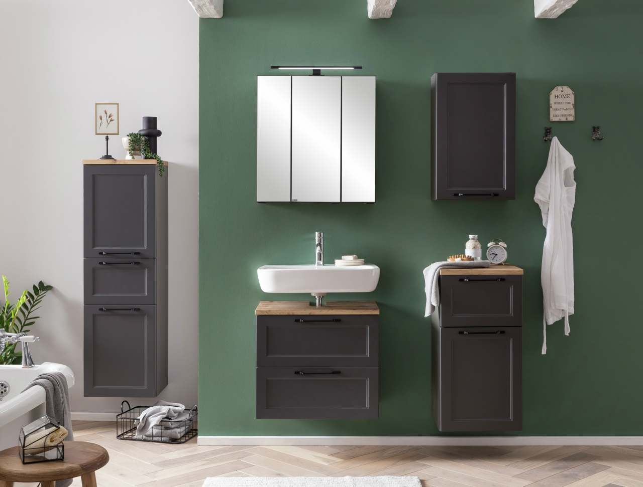 Moderner Midischrank in dunklem Holzton, Teil eines stilvollen Badezimmersets, frontal betrachtet.