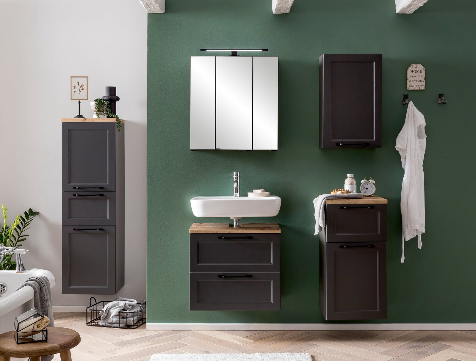 Moderner Midischrank in dunklem Holzton, Teil eines stilvollen Badezimmersets, frontal betrachtet.