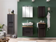 Moderner Midischrank in dunklem Holzton, Teil eines stilvollen Badezimmersets, frontal betrachtet.