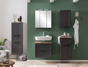Moderner Midischrank in dunklem Holzton, Teil eines stilvollen Badezimmersets, frontal betrachtet.