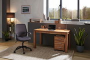 Moderner Schreibtisch aus Holz mit Schubladen, Laptop und Lampe, seitliche Perspektive