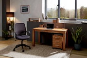Moderner Schreibtisch aus Holz mit Schubladen, Laptop und Lampe, seitliche Perspektive