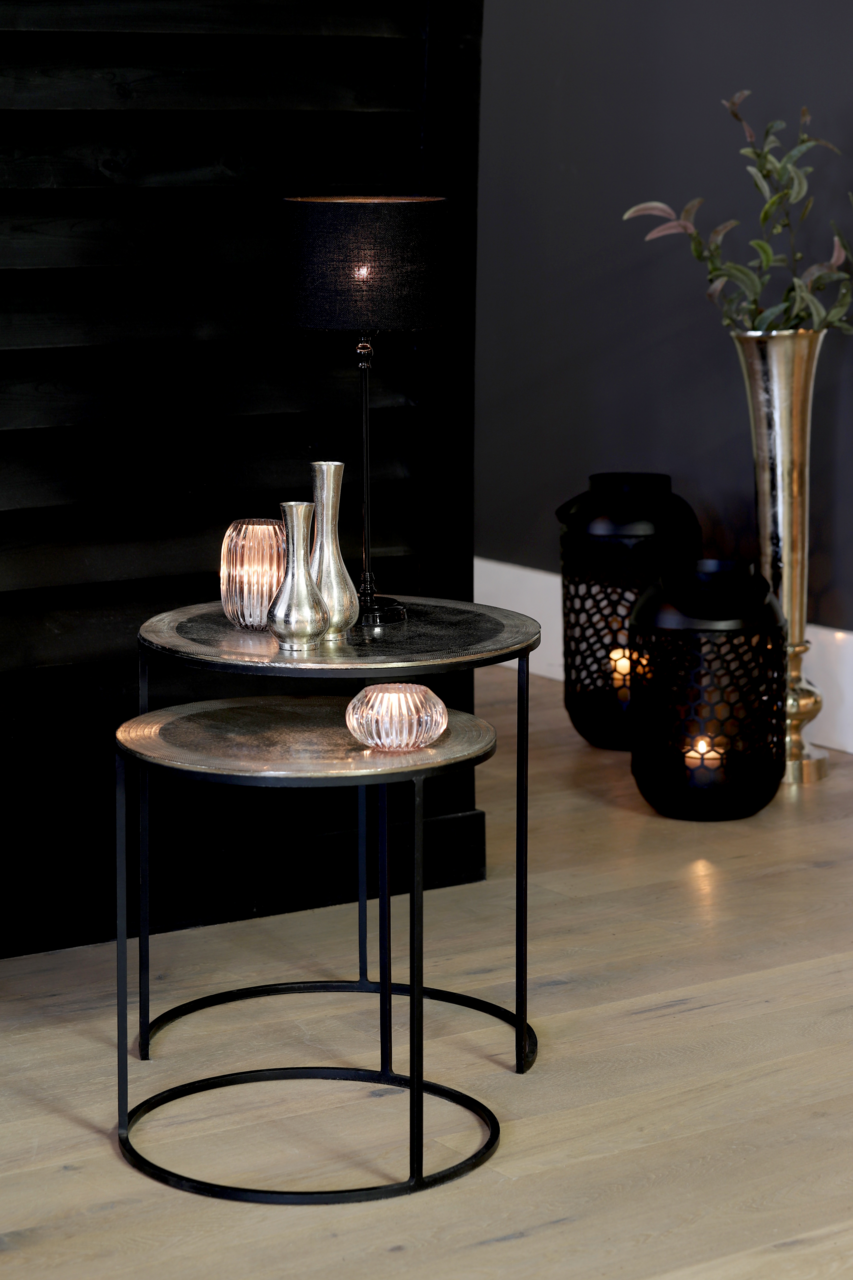Light&Living Beistelltisch-Set TALCA Zwei runde Beistelltische in unterschiedlichen Höhen mit Metallgestell und dekorativen Objekten darauf, aus seitlicher Perspektive fotografiert.