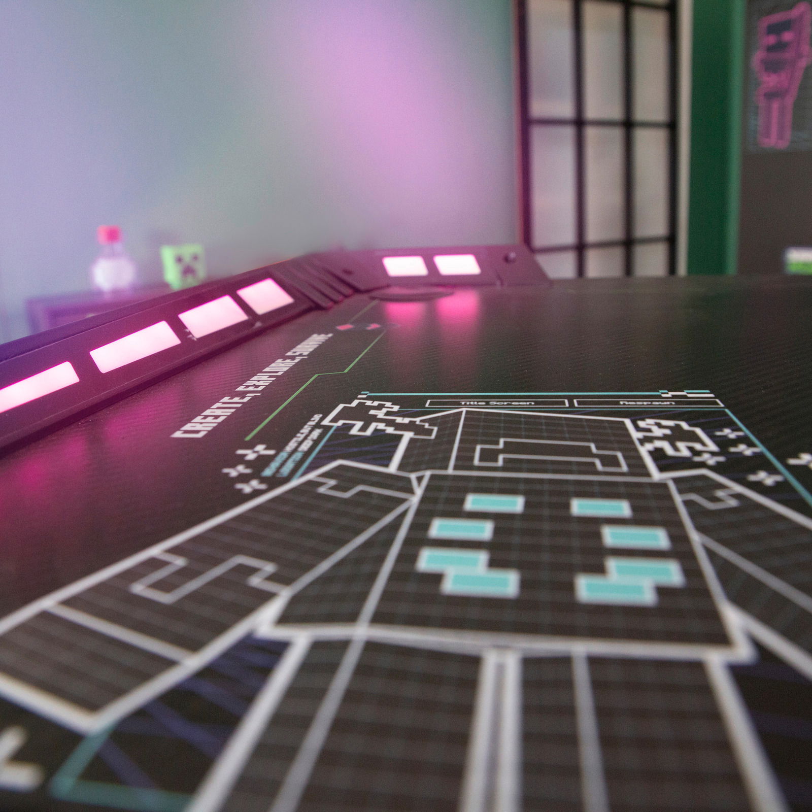 Gaming-Tisch mit futuristischem Design und leuchtenden LED-Lichtern, seitliche Perspektive