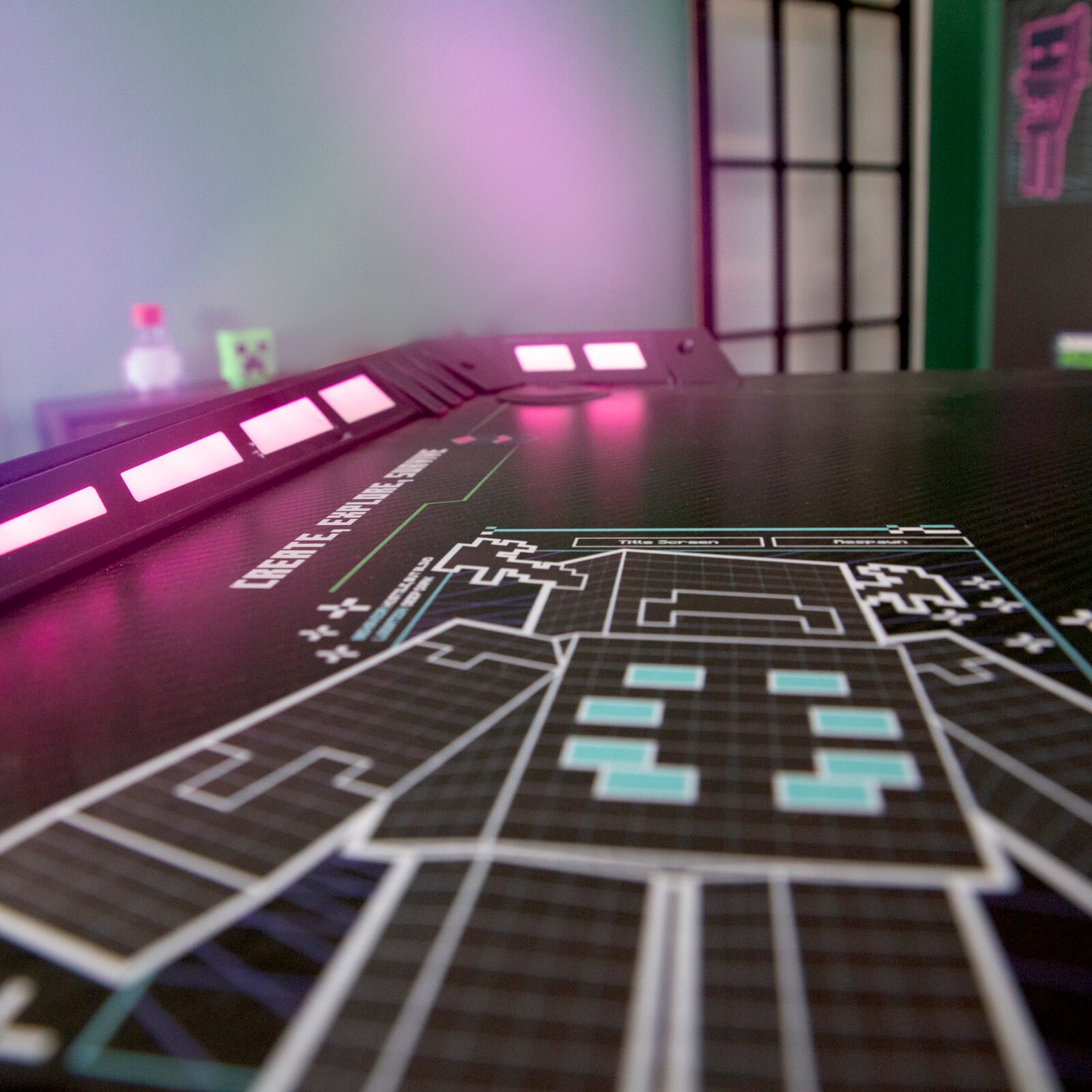 Gaming-Tisch mit futuristischem Design und leuchtenden LED-Lichtern, seitliche Perspektive