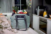 Iso Bag in einer Küche, gefüllt mit frischem Obst und Gemüse, aus einer seitlichen Perspektive fotografiert.