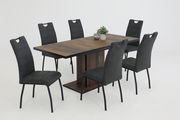 Esszimmer mit sechs schwarzen Stühlen und einem Holztisch, seitliche Perspektive