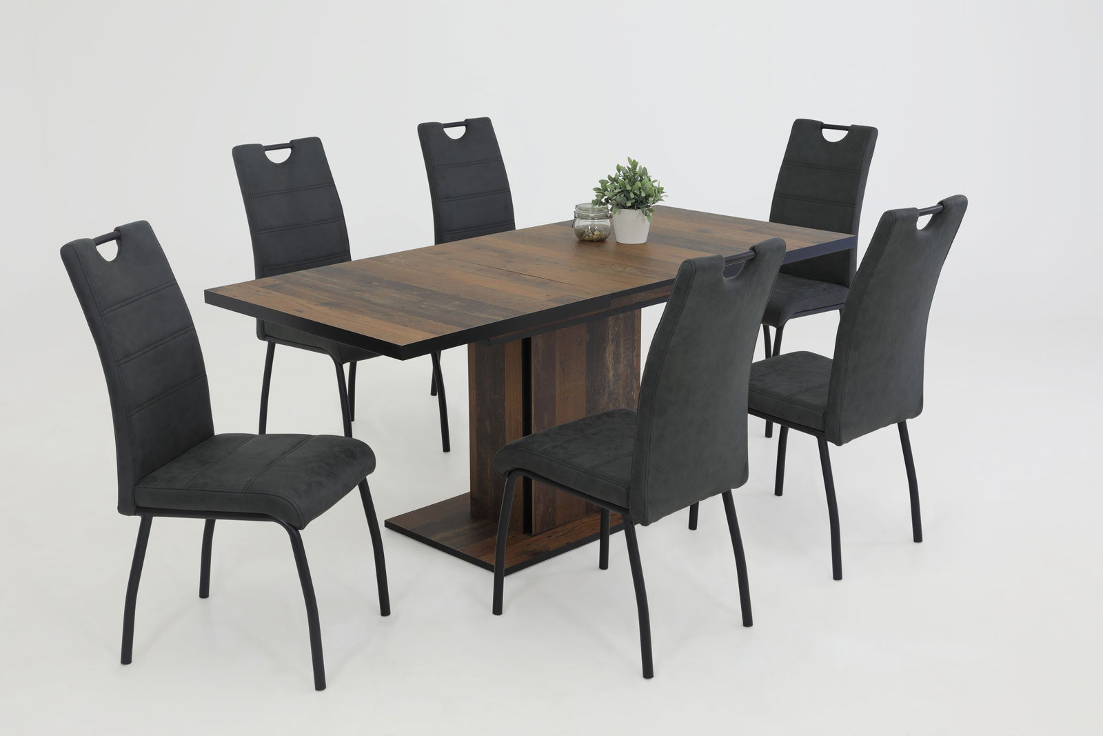 Esszimmer mit sechs schwarzen Stühlen und einem Holztisch, seitliche Perspektive