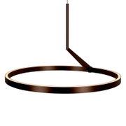 Runde LED-Pendelleuchte als schmaler Ring in dunkler Bronze/Schwarz mit warmweißem Lichtband, an Stab und schräger Strebe aufgehängt, Produktansicht schräg von der Seite vor weißem Hintergrund