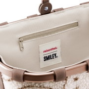 Close-up vanuit bovenaanzicht van de beige binnenzijde van een reisenthel SMILEY-tas met praktisch ritsvak en merklabel.
