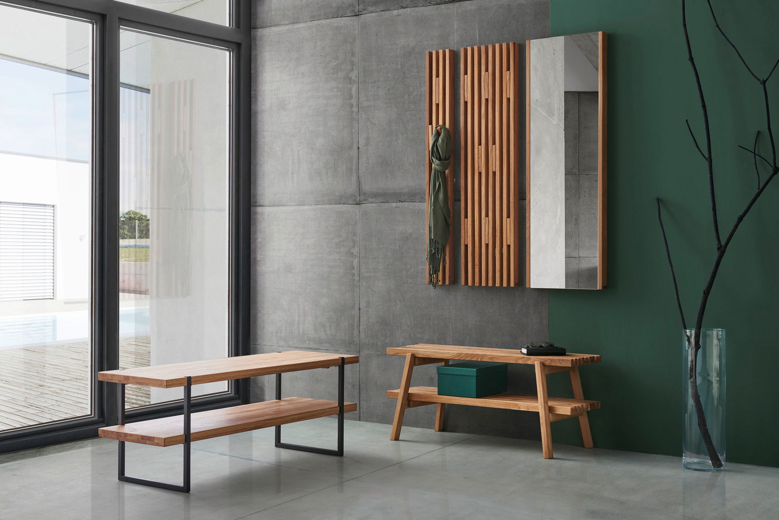 Linea Natura Garderobenbank STUDIO LINE Moderne Garderobenbank aus Holz mit Metallrahmen, seitliche Perspektive, in einem stilvollen Raum mit großen Fenstern und grüner Wand.