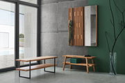 Moderne Garderobenbank aus Holz mit Metallrahmen, seitliche Perspektive, in einem stilvollen Raum mit großen Fenstern und grüner Wand.