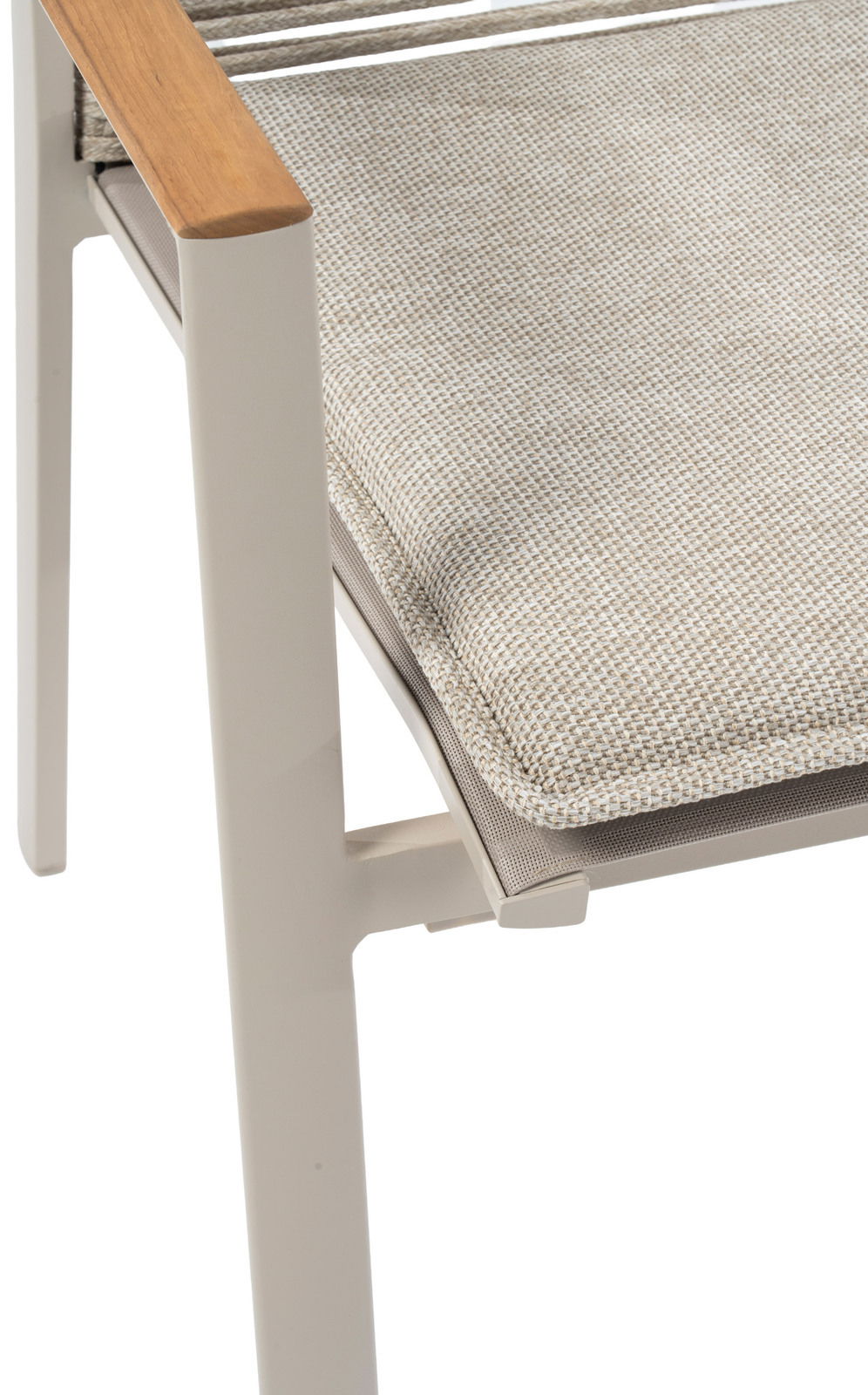 Nahaufnahme eines Stapelsessels mit hellem Polster und Armlehne aus Holz, seitliche Perspektive