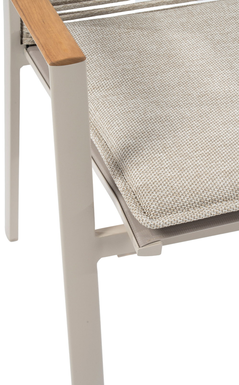 Nahaufnahme eines Stapelsessels mit hellem Polster und Armlehne aus Holz, seitliche Perspektive