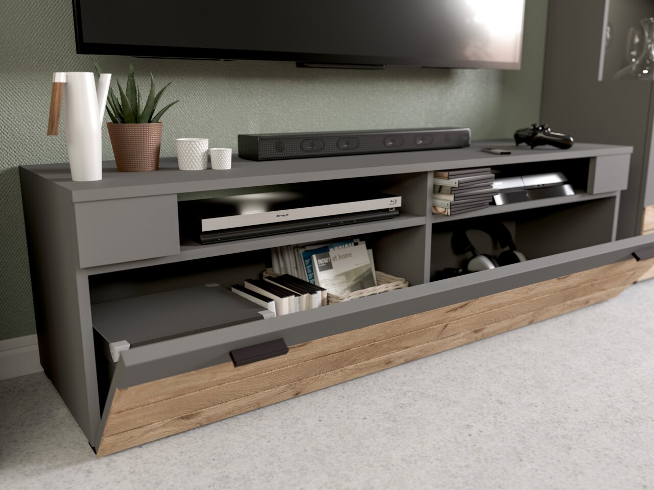 Modernes Lowboard in grauer Farbe mit Holzdetails, ausgestattet mit offenen Fächern und einer Klappe, von vorne betrachtet. Dekoriert mit Pflanzen und Elektronikgeräten.