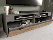 Modernes Lowboard in grauer Farbe mit Holzdetails, ausgestattet mit offenen Fächern und einer Klappe, von vorne betrachtet. Dekoriert mit Pflanzen und Elektronikgeräten.