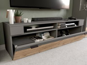 Modernes Lowboard in grauer Farbe mit Holzdetails, ausgestattet mit offenen Fächern und einer Klappe, von vorne betrachtet. Dekoriert mit Pflanzen und Elektronikgeräten.