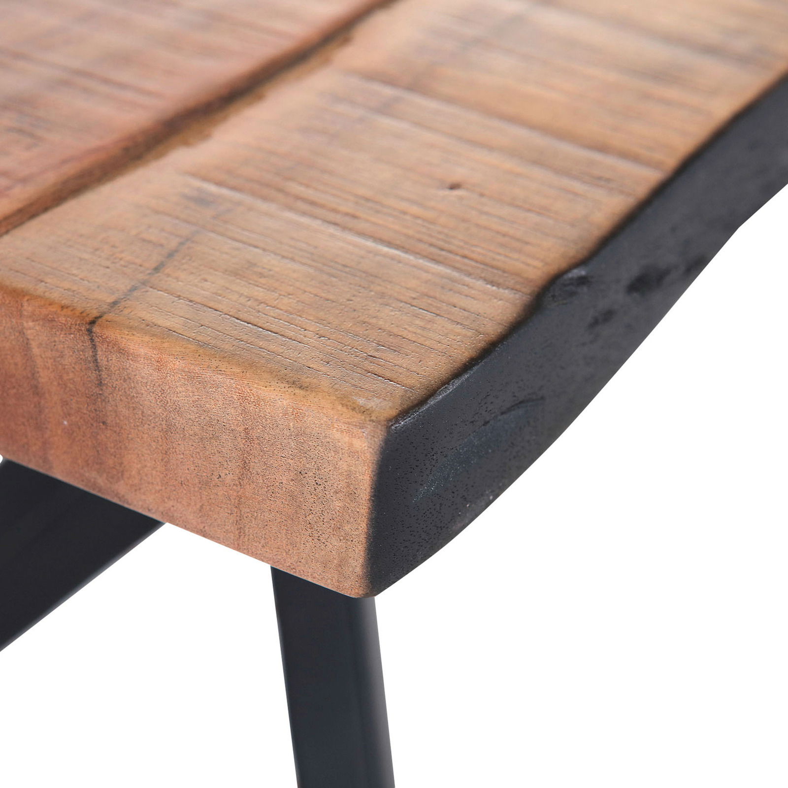 Nahaufnahme einer Bank mit einer robusten Holzoberfläche und schwarzen Metallbeinen, seitliche Perspektive.