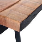 Nahaufnahme einer Bank mit einer robusten Holzoberfläche und schwarzen Metallbeinen, seitliche Perspektive.