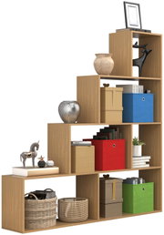 Stufenförmiges Holzregal in Eiche-Optik mit offenen Fächern, dekoriert mit Vasen, Büchern, Körben und farbigen Aufbewahrungsboxen; Perspektive: leicht schräg von vorne (3/4-Ansicht)