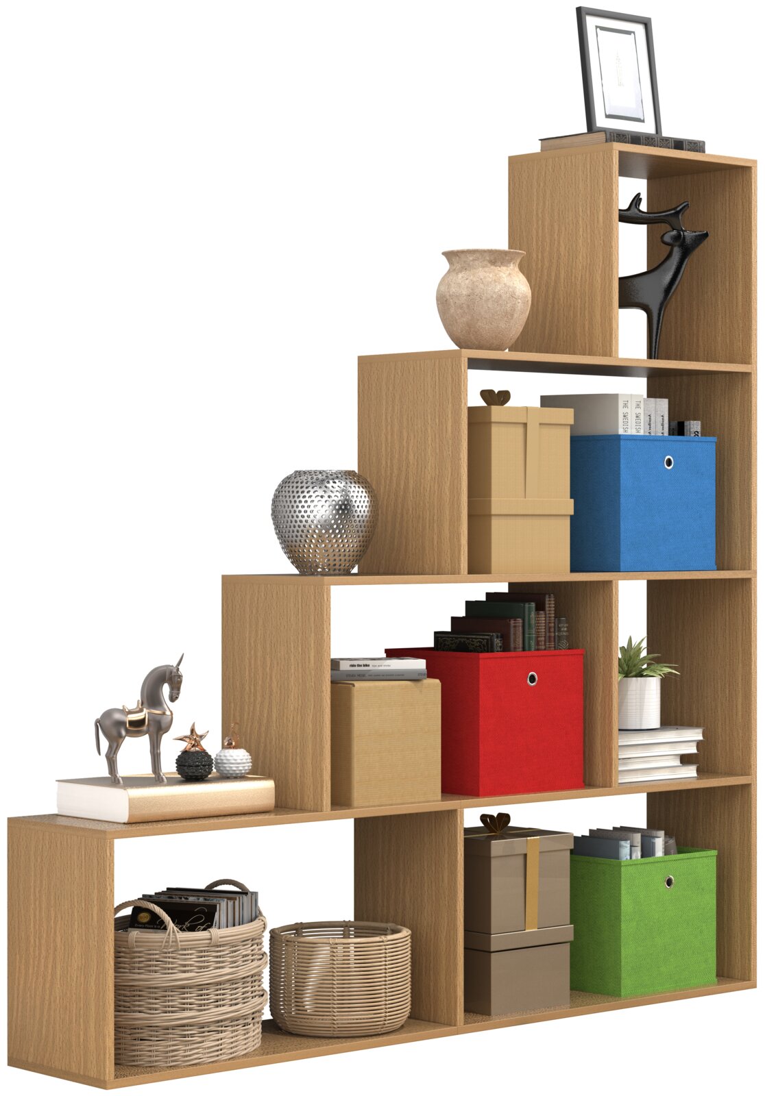Stufenförmiges Holzregal in Eiche-Optik mit offenen Fächern, dekoriert mit Vasen, Büchern, Körben und farbigen Aufbewahrungsboxen; Perspektive: leicht schräg von vorne (3/4-Ansicht)