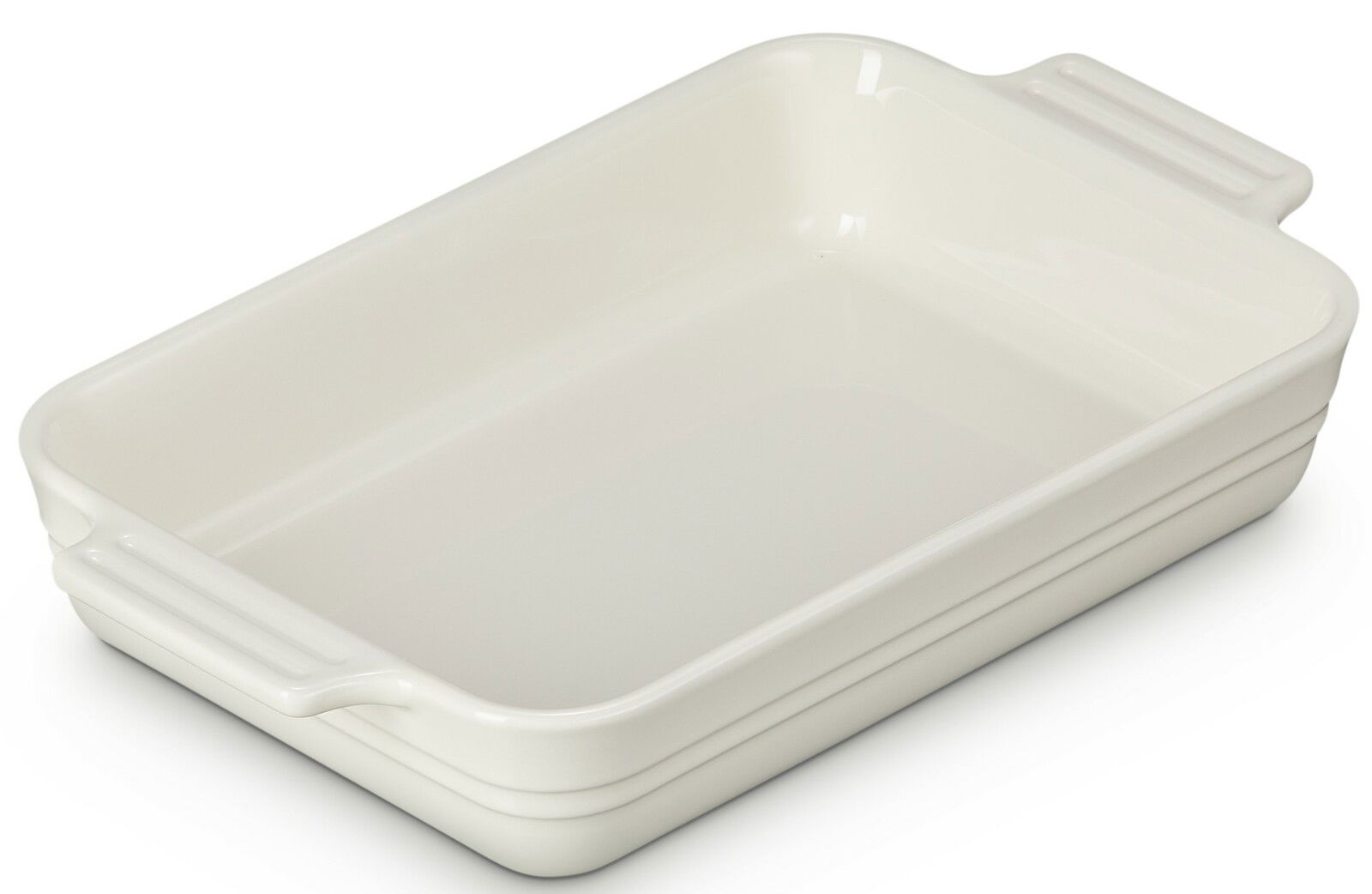 LE CREUSET Auflaufform 25cm Creme TRADITION Rechteckige, cremefarbene Auflaufform aus Keramik mit Griffen, seitliche Perspektive