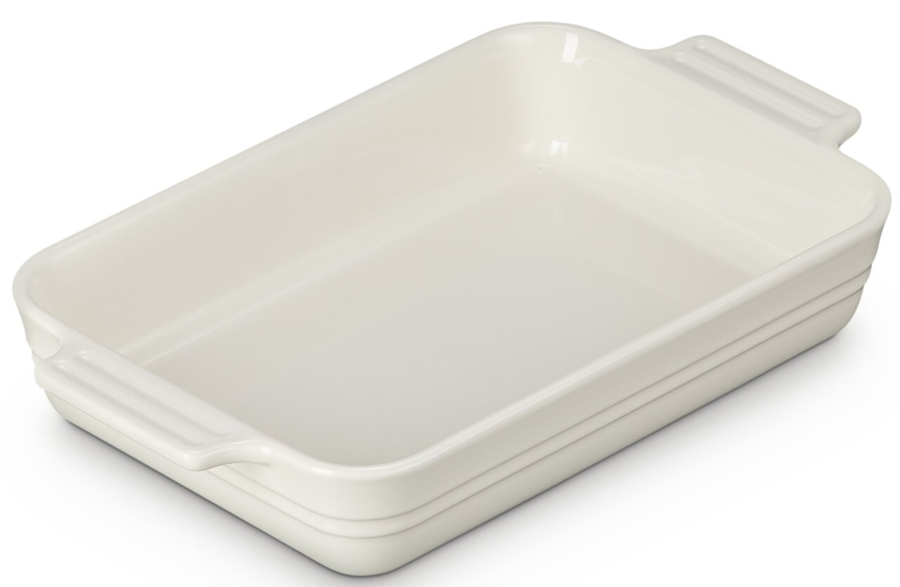 LE CREUSET Auflaufform 25cm Creme TRADITION Rechteckige, cremefarbene Auflaufform aus Keramik mit Griffen, seitliche Perspektive