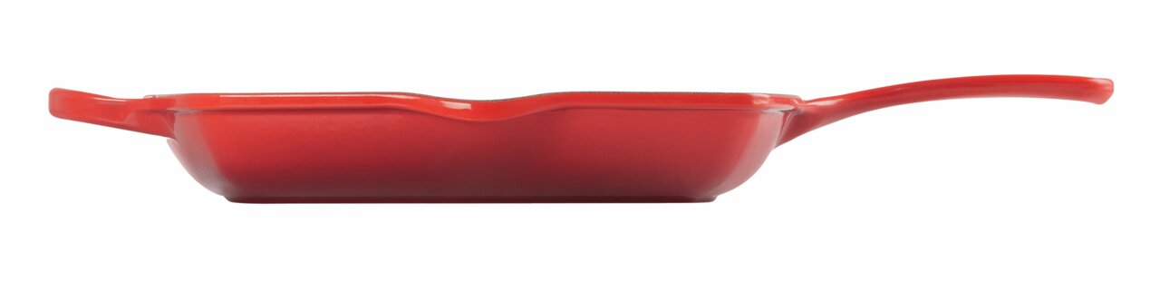 Seitliche Ansicht einer kirschroten Grillpfanne mit langem Griff.