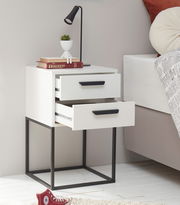 Moderne Nachtkommode mit zwei offenen Schubladen, schwarzem Metallrahmen und Dekorationen, seitliche Perspektive