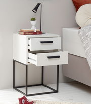 Moderne Nachtkommode mit zwei offenen Schubladen, schwarzem Metallrahmen und Dekorationen, seitliche Perspektive