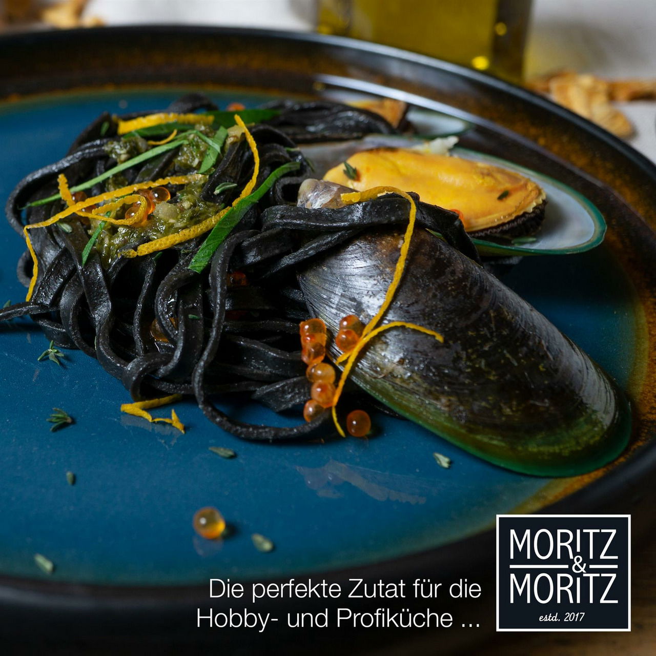 Nahaufnahme eines blauen Tellers mit schwarzer Pasta, Muscheln und Garnitur, ideal für Hobby- und Profiköche.