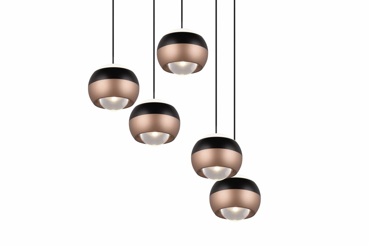 TRIO SELECT Pendelleuchte ORBIT Fünf moderne Pendelleuchten in Kugelform mit bronzefarbenem und schwarzem Design, von unten betrachtet.