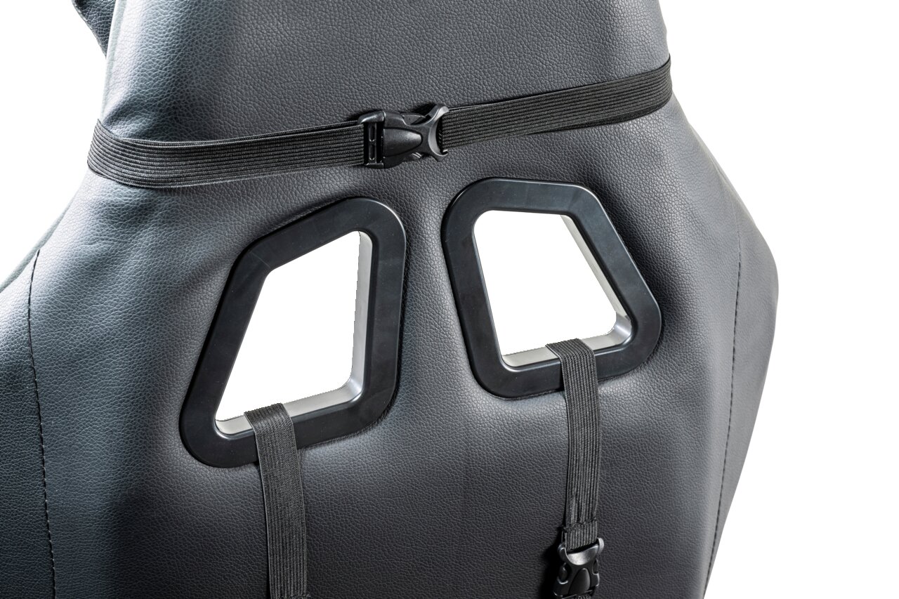 Achterkant van een XORA BETTZY-gamestoel met zwarte kunstleren bekleding en riemen.