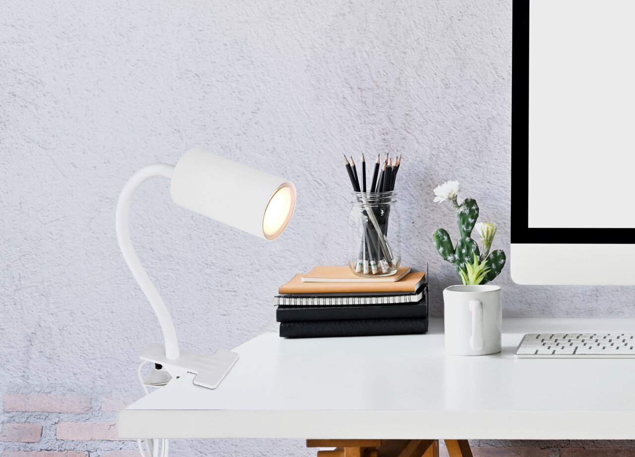 Globo Lighting Klemmstrahler ROBBY Klemmstrahler aus weißem Metall, matt, auf einem Schreibtisch befestigt, seitliche Perspektive
