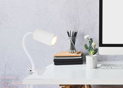 Klemmstrahler aus weißem Metall, matt, auf einem Schreibtisch befestigt, seitliche Perspektive