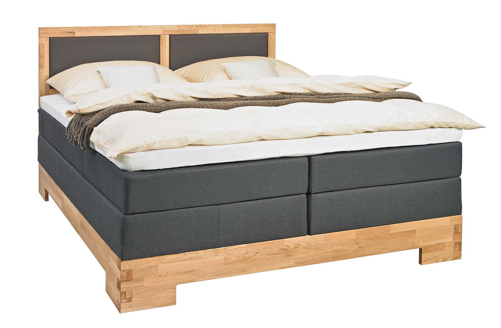 Boxspringbett mit Holzrahmen und grauem Stoffbezug, seitliche Perspektive