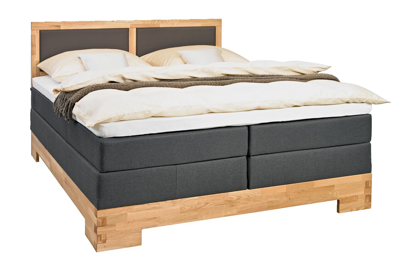 Linea Natura Boxspringbett COUNTRY Boxspringbett mit Holzrahmen und grauem Stoffbezug, seitliche Perspektive