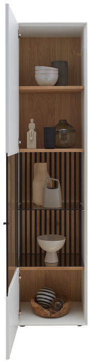 Vitrine mit geöffneter Tür, zeigt mehrere Regalböden mit dekorativen Objekten, aus Holz und Glas, in Frontalansicht.