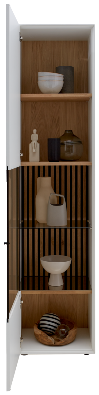 Johann Jakob Vitrine (links) LUCIANO Vitrine mit geöffneter Tür, zeigt mehrere Regalböden mit dekorativen Objekten, aus Holz und Glas, in Frontalansicht.