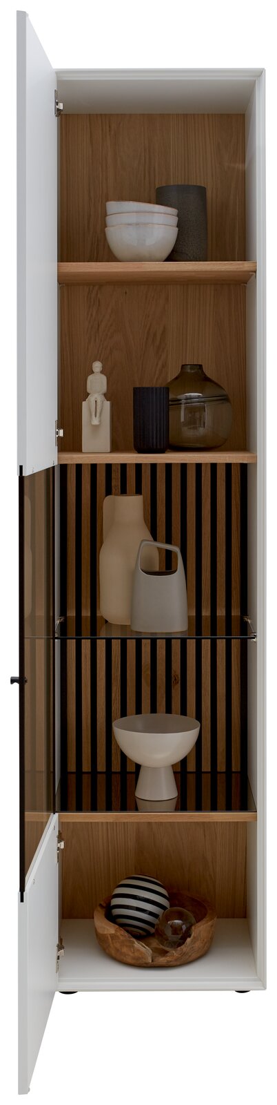 Vitrine mit geöffneter Tür, zeigt mehrere Regalböden mit dekorativen Objekten, aus Holz und Glas, in Frontalansicht.