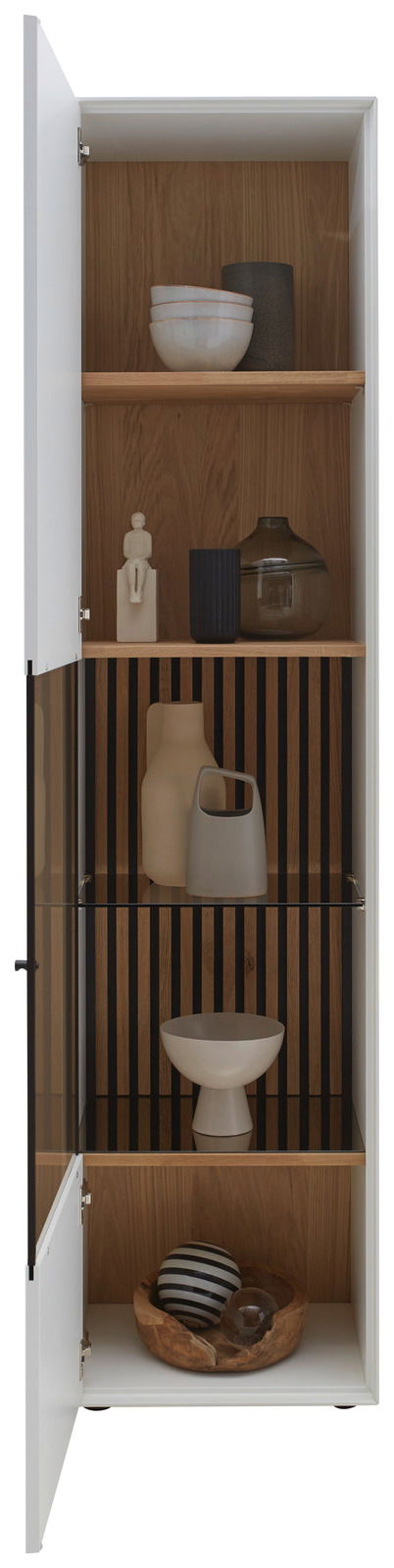 Vitrine mit geöffneter Tür, zeigt mehrere Regalböden mit dekorativen Objekten, aus Holz und Glas, in Frontalansicht.