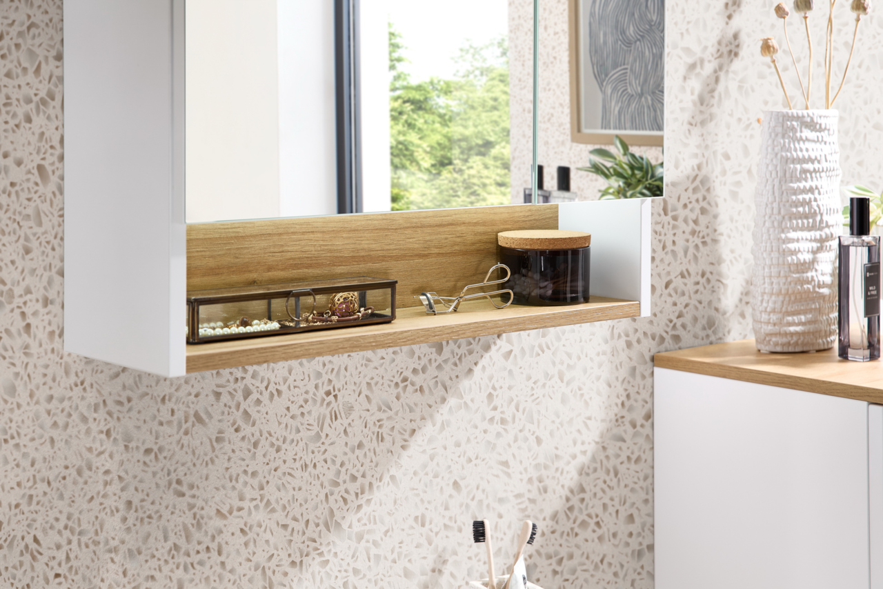 Moderner Spiegelschrank mit Holzablage, seitliche Perspektive