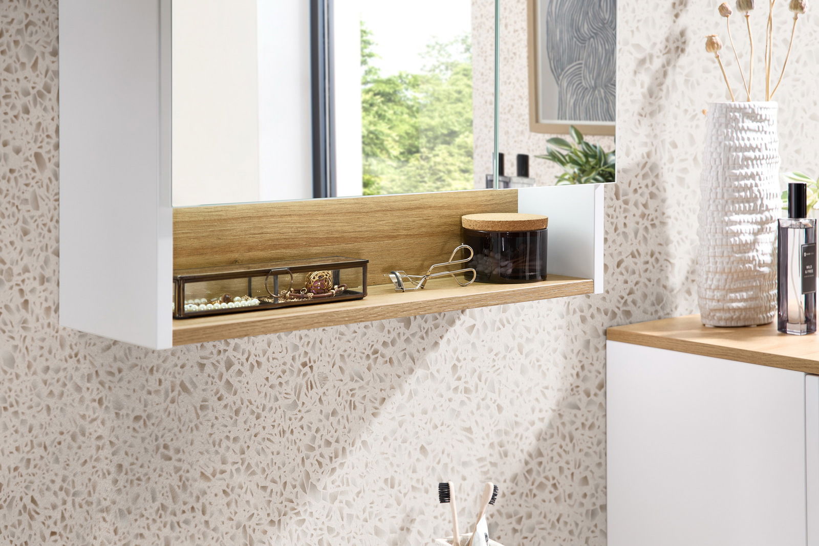 Moderner Spiegelschrank mit Holzablage, seitliche Perspektive