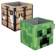 Zwei quadratische Aufbewahrungsboxen im Minecraft-Design (grün und braun), geöffnet, in schräger Vorderansicht von oben vor weißem Hintergrund